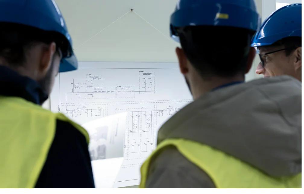 Ingenieros ROBGAM revisando planos de infraestructura eléctrica